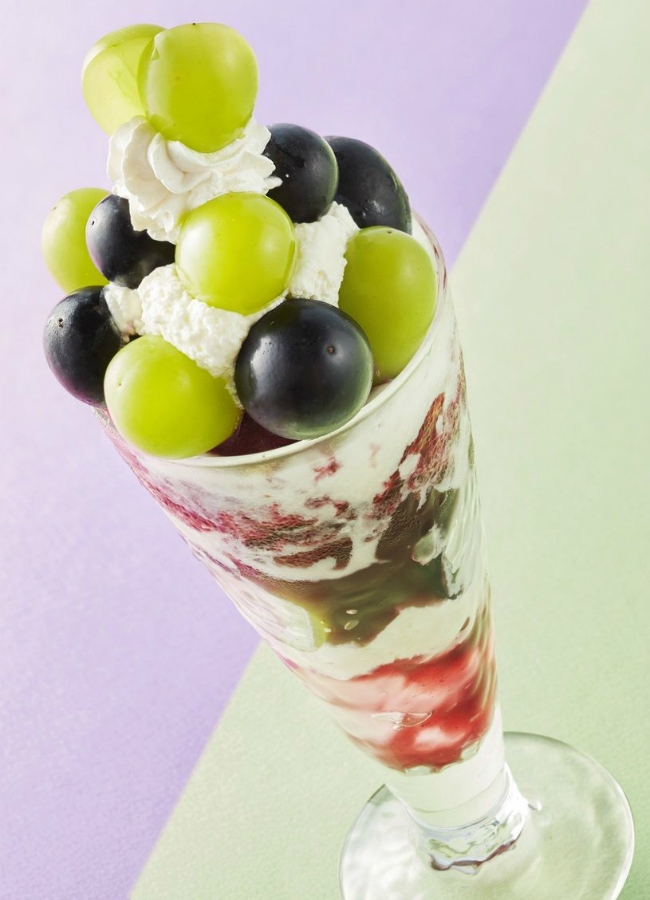 ジョナサン「信州産2色ぶどうのスペシャルパフェ」シャインマスカットとナガノパープルを食べ比べ!