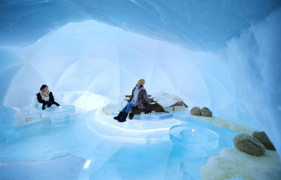 星野リゾート トマム「氷のホテル」で冬空の下ホットドリンクを片手にリラックス！