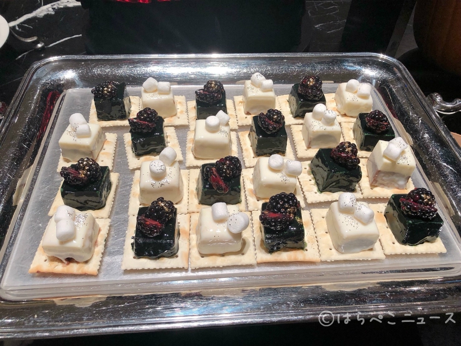 【潜入レポ】ヒルトン東京「アリスinハロウィーン・トリック」ビュッフェの楽しみ方！双子メニューを食べ比べ！