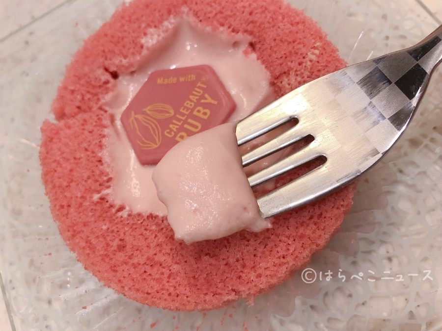 【実食レポ】ローソン「Uchi Café プレミアム ルビーチョコレートのロールケーキ」