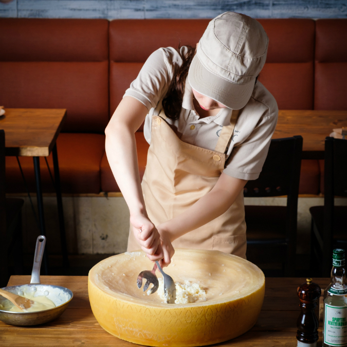 チーズ料理専門店『Cheese Cheers Café』が神戸・三宮にオープン！トロトロのチーズを食べに行こう！