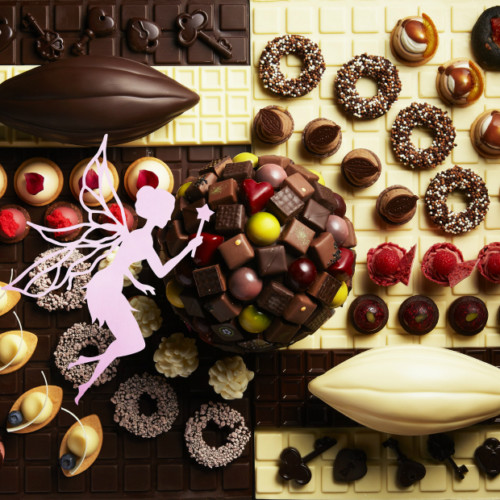 【チョコレートセンセーション2019】ＡＮＡインターコンチネンタルホテル東京でチョコづくしブッフェ！ top画 天使飛んでるやつ ＡＮＡインターコンチネンタルホテル東京（ANA InterContinental Tokyo）では、昨年に続き、世界有数のチョコレートメーカー「バリーカレボージャパン株式会社（Barry Callebaut Japan Ltd.）協力のもと、2019年10月1日（火）から2020年1月14日（火）まで、チョコレートをテーマにした祭典『チョコレート・センセーション 2019』を、ホテル内全 7 ヶ所のレストラン＆バーほかパブリックエリアを含め、全館を挙げて開催！ チョコレートづくしのスイーツブッフェやアフタヌーンティー、さらにはカカオを使った和食などの期間限定メニューに加え、ワークショップ、チョコレート細工の作品展示、人気ブランドのポップアップストアも！ 店舗ごとに詳細情報やメニューをまとめていくので、ぜひ参考に！ サブタイトル 「チョコレート・スイーツブッフェ」 シャンパン・バー（3FL.） 「チョコレート・スイーツブッフェ」 シャンパン・バー（3FL.） The Champagne Bar 2020年1月13日（月）まで お1人様 平日 5,800円／土日祝日 6,400円 時間 11：30～／13：30～／15：30～／17：30～／19：30～ 各1時間半・5部制 ※但し、日曜・祝日は19：30～の部を除く4部制。 吹き抜けのロビーを見渡せるシャンパン専門店「シャンパン･バー」（3FL.）の「チョコレート・スイーツブッフェ」では、ダーク、ミルク、ホワイト、ルビーなど異なるチョコレートを使った合計 40 種類の豊富なスイーツと、チョコレートやカカオを使用した 13 種類の軽食をブッフェ形式で存分に楽しめます。 人気の食べ比べコーナーには、10 種類以上のボンボンショコラが用意されます。 画像 トップとおなじ メニュー 〈チョコレートスイーツ〉（40種類） クラシックショコラ オペラ チョコレートクリームブリュレ チョコレートブラウニー ラズベリーとチェリーのチョコレートケーキ チョコレートムース ホワイトチョコレートとビターチョコレートのシュークリーム ホワイトチョコレートとレモンケーキ ホワイトチョコレートとバラのムース ルビーチョコレートと苺のロールケーキ ルビーチョコレートとチェリーのケーキ キャラメル風味のチョコレートと栗のケーキ チョコレートタブレット3種(ルビー、ビター、ホワイト) アールグレイ風味クリーム5種(ビターチョコレートとエキゾチックソース、ホワイトチョコレートとマシュマロ、ルビーチョコレートのクランチ、ミルクチョコレート、キャラメル風味のチョコレートとマロン) など 〈軽食〉（13種類） プルドポークバーガー チョコレートソース アップルベーコンピザトースト チョコレートバーベキューソース シーフードサラダ ホワイトチョコレートチリソース ハムとタマゴのココアフォカッチャサンドイッチ チキントルティーヤ チョコレートとバルサミコソース フォアグラムース 2種（ベリーチョコレートソース、オレンジチョコレートソース） トマトとイカ墨パン カカオニブ添え ココアクロワッサン ルビーチョコレートがけ など 10種類以上のボンボンショコラ食べ比べコーナー ソフトクリームを使ったオリジナルパフェのメイキングコーナー ※ウェルカムスイーツとして、スペシャルデザート「チョコレートガーデン」（10月・11月）または「シークレットチョコレートドーム」 （12月・1月）をテーブルにサービス。 〈ドリンク〉 コーヒー 紅茶 など計15種類のお飲み物がフリードリンク 〈オプション〉 グラスシャンパン 1,500円～ シャンパン・ワイン・ビールのフリーフロープラン 3,000円 シャンパン・バーの予約は⬇ リンク サブタイトル 「チョコレート・アフタヌーンティーセット」 アトリウムラウンジ（2FL.） 「チョコレート・アフタヌーンティーセット」 アトリウムラウンジ（2FL.） ATRIUM LOUNGE お１人様 5,500円 時間 平日 12：00～18：00 2時間制 土日祝日 11：00～／13：30～／16：00～ 各2時間・3部制 ロビーの中央に位置する寛ぎの空間「アトリウムラウンジ」（2FL.）で提供する「チョコレート・アフタヌーンティーセット」では、口どけ滑らかな「ラズベリーのボンボンショコラ」と「ミルクチョコレートとナッツのボンボンショコラ」をはじめ、一品一品美しく仕上げられた 15 種類のプチガトーと 4 種類のセイボリー（塩味のメニュー）が華やかな赤色のアフタヌーンティースタンドに並びます。 画像 アフタヌーン メニュー 〈プチガトー〉（15種類） チョコレートドーム-ベリー添え- ルビーチョコレートヴェリーヌ チョコレートロリポップ チョコレートリングケーキ カカオの実チョコレート ビターチョコレートとグリオットチェリーケーキ ホワイトチョコレートとローズムース ミルクチョコレートムース チョコレートマカロン ラズベリーのボンボンショコラ ミルクチョコレートとナッツのボンボンショコラ キャラメル風味のチョコレートと栗のケーキ キークッキー チョコレートシュークリーム スコーン 〈セイボリー〉（4種類） カプレーゼサンドイッチ フォアグラのフラン チョコレートのミロワール風 パテ ド カンパーニュ カカオニブ添え オマール海老とスモークサーモンのサンドイッチ 〈ドリンク〉 紅茶 コーヒー ハーブティー フレーバーティーなど 計22種類の飲み物がフリードリンク アトリウムラウンジの予約は⬇ サブタイトル ピエール・ガニェール パン・エ・ガトー（2FL.） フランスのエスプリが薫るパンやケーキをテイクアウトできる「ピエール・ガニェール パン・エ・ガトー（PIERRE GAGNAIRE PAINS et GATEAUX ）」では、チョコレートをふんだんに使ったパンやケーキなど、計 12 種類のテイクアウト商品を販売します。 販売時間 7：00～22：00 土日祝日 7：00～20：30 画像 縦 写真 メニュー 〈ケーキ〉 ・チョコレートとカシスムース （プチガトー650円・写真左上／アントルメ4,000円） ・ヘーゼルナッツプラリネ チョコレートケーキ （プチガトー650円／アントルメ5,000円・写真中央） ・ルビーチョコレートと洋梨のタルト（650円・写真左下） ・ホワイトチョコレートとローズムース（650円・写真右上） ・“カカオ”ミルクチョコレートムース（650円・写真右下） 〈パン〉 ・チョコレートと無花果のライ麦パン（300円） ・チョコレートとヘーゼルナッツのライ麦パン（700円） ・チョコレートと南瓜のパン・オ・レ（180円） ・チョコレートコキーユ（320円） ・チョコレートとオレンジのクリームパン（380円） サブタイトル 日本料理「雲海」（3FL.） 鎌倉のチョコレート専門店「ca ca o」（カカオ）と日本料理「雲海（Japanese Restaurant UNKAI）」のコラボレーションランチを提供。 鎌倉野菜を使った和食とカカオの融合を、ワインまたはティーペアリングとともに楽しめます。 完全予約制、1 日 10 名様限定。 ティーペアリング付き 8,000 円 ワインペアリング付き 10,000 円。 日本料理「雲海」の予約は⬇ リンク サブタイトル 鉄板焼「赤坂」（37ＦＬ.） ミニャルディーズ専門店「UN GRAIN（アン グラン）」とのコラボレーションによるチョコレートデザート「パルフェグラッセ オ ショコラ キャラメル（Parfait Glacé au Chocolat Caramel）」を、ランチおよびディナーコースの選べるデザートとして提供。 アラカルトの場合は 1,900 円。 鉄板焼「赤坂（Teppanyaki AKASAKA）の予約は⬇ サブタイトル MIXX バー＆ラウンジ（36ＦL.） 「MIXX バー＆ラウンジ（MIXX BAR&LOUNGE）」の「MIXX イタリアンランチブッフェ」において、各種チョコレートデザートを提供。 MIXX バー＆ラウンジの予約は⬇ リンク サブタイトル カスケイドカフェ（2ＦＬ.） 「カスケイドカフェ（Cascade Cafe）」のランチブッフェ及びディナーブッフェにおいて、各種チョコレートデザートを提供。 カスケイドカフェの予約は⬇ リンク サブタイトル チョコレートの魅力を学ぶワークショップを全21回開催 ビーントゥーバーチョコレートについて学べるものや、コーヒー、紅茶、ワイン、チーズなどとのマリアージュを体験できるワークショップを、14 のプログラムにて総計 21 回開催します。 開催日 2019 年 10 月 5 日（土）～12 月 15 日（日） 会場 37 階宴会場 日本料理「雲海」 ザ・ステーキハウス メインバー「ダビンチ」 料金 お１人様 5,500 円～11,000 円（税込） 講師（敬称略） 金井史章（パティシエ） 江森宏之（MAISON GIVRÉE オーナーシェフ） パスカル・ル・ガック（パスカル・ル・ガック ショコラティエ） 小山進（パティシエ エス コヤマ オーナーシェフ） 三枝俊介（ショコラティエ パレ ド オール ショコラティエ） 平田早苗（ショコラコンシェルジュ®） マキシム・ドンギウム（Et Fève シェフ パティシエ） 小方真弓（CACAO HUNTERS カカオハンター®） 野里史昭（Bar ISTA オーナー／バリスタ） 中山吉伸（丸山珈琲 プロモーションサポート部 ／バリスタ） 大西泰宏（紅茶専門店 Uf-fu 代表） 昆布智成（UN GRAIN シェフ パティシエ） 桜井博志（旭酒造 会長） 太田哲雄（LA CASA DI Tetsuo Ota シェフ） チョコレートソムリエ さつたにかなこ 吉野慶一（Dari K 代表） 宮本喜臣（Copain de Fromage 代表） 活躍中のショコラティエやパティシエなどの専門家 15 名によるワークショップ。 宴会場やレストランで、14 のプログラムにて総計 21 回開催します。 ワークショップのお申込み https://anaintercontinental-tokyo.jp/chocolate-sensations-workshop/ サブタイトル 「チョコレート ショーピース コンペティション2019」 チョコレート細工の作品展示と一般投票 シェフやパティシエの方を対象にした「チョコレート ショーピース コンペティション2019」で、一次審査を通過した作品を館内に展示し、来館者による一般投票を行います。 著名シェフによる最終審査の後、優勝者には「東京・パリ往復航空券付き4泊5日の旅 ペア1組」が贈られます。 場所 3階 パブリックエリア 期間 作品展示と一般投票 11月12日（火）～11月25日（月） 最終審査と結果発表 11月26日（火） 料金 無料 サブタイトル 人気チョコレートブランドのポップアップストア（7 店） 場所 2 階 アトリウムロビー 期間・営業時間 2019年10月1日（火）～12月25日（水） 11：00～19：00 ※出店期間は店舗によって異なります。 出店ブランド チョキ CHOCI カカオハンターズ CACAO HUNTERS カカオ サンパカ CACAO SAMPAKA プレスキルショコラトリー PRESQU’ÎLE chocolaterie ダリケー Dari K ピエール・エルメ・パリ PIERRE HERMÉ PARISカカオ ca ca o 協力 バリーカレボージャパン株式会社 ・カレボー公式サイト https://www.callebaut.com/ja-JP カカオバリー公式サイト https://www.cacao-barry.com/ja-JP/ タグ チョコレートセンセーション ＡＮＡインターコンチネンタルホテル東京 シャンパンバー チョコレートスイーツブッフェ バリーカレボージャパン チョコレート・アフタヌーンティーセット スイーツブッフェ アフタヌーンティー 予約　値段 一休　ホットペッパー　オズモール 食べログ ぐるなび アクセス ブログ 口コミ 体験 実食 メニュー 食レポ 潜入レポ 実食レポ まとめ グルメサイト はらぺこニュース 一休レストラン 食べ放題 チョコレートセンセーション2019 ボンボンショコラ ボンボンショコラ東京コレクション2019 アトリウムラウンジ ピエールガニェールパンエガトー 赤坂 雲海 チョコレートづくし カカオ 和食 期間限定メニュー ワークショップ チョコレート細工 人気ブランドポップアップストア 小山進 辻口博啓 チョコレートビュッフェ