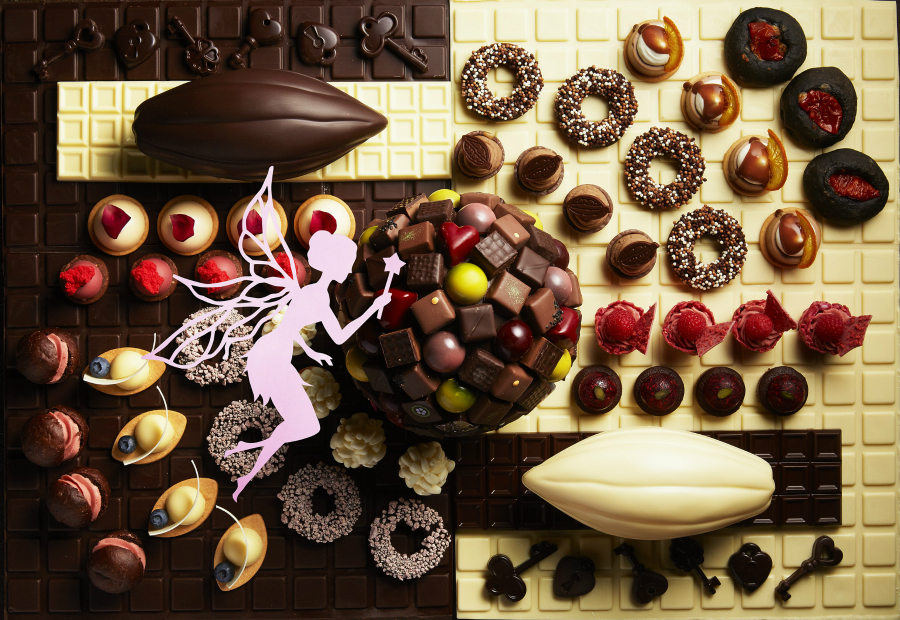 【チョコレートセンセーション2019】ＡＮＡインターコンチネンタルホテル東京でチョコづくしブッフェ！ top画 天使飛んでるやつ ＡＮＡインターコンチネンタルホテル東京（ANA InterContinental Tokyo）では、昨年に続き、世界有数のチョコレートメーカー「バリーカレボージャパン株式会社（Barry Callebaut Japan Ltd.）協力のもと、2019年10月1日（火）から2020年1月14日（火）まで、チョコレートをテーマにした祭典『チョコレート・センセーション 2019』を、ホテル内全 7 ヶ所のレストラン＆バーほかパブリックエリアを含め、全館を挙げて開催！ チョコレートづくしのスイーツブッフェやアフタヌーンティー、さらにはカカオを使った和食などの期間限定メニューに加え、ワークショップ、チョコレート細工の作品展示、人気ブランドのポップアップストアも！ 店舗ごとに詳細情報やメニューをまとめていくので、ぜひ参考に！ サブタイトル 「チョコレート・スイーツブッフェ」 シャンパン・バー（3FL.） 「チョコレート・スイーツブッフェ」 シャンパン・バー（3FL.） The Champagne Bar 2020年1月13日（月）まで お1人様 平日 5,800円／土日祝日 6,400円 時間 11：30～／13：30～／15：30～／17：30～／19：30～ 各1時間半・5部制 ※但し、日曜・祝日は19：30～の部を除く4部制。 吹き抜けのロビーを見渡せるシャンパン専門店「シャンパン･バー」（3FL.）の「チョコレート・スイーツブッフェ」では、ダーク、ミルク、ホワイト、ルビーなど異なるチョコレートを使った合計 40 種類の豊富なスイーツと、チョコレートやカカオを使用した 13 種類の軽食をブッフェ形式で存分に楽しめます。 人気の食べ比べコーナーには、10 種類以上のボンボンショコラが用意されます。 画像 トップとおなじ メニュー 〈チョコレートスイーツ〉（40種類） クラシックショコラ オペラ チョコレートクリームブリュレ チョコレートブラウニー ラズベリーとチェリーのチョコレートケーキ チョコレートムース ホワイトチョコレートとビターチョコレートのシュークリーム ホワイトチョコレートとレモンケーキ ホワイトチョコレートとバラのムース ルビーチョコレートと苺のロールケーキ ルビーチョコレートとチェリーのケーキ キャラメル風味のチョコレートと栗のケーキ チョコレートタブレット3種(ルビー、ビター、ホワイト) アールグレイ風味クリーム5種(ビターチョコレートとエキゾチックソース、ホワイトチョコレートとマシュマロ、ルビーチョコレートのクランチ、ミルクチョコレート、キャラメル風味のチョコレートとマロン) など 〈軽食〉（13種類） プルドポークバーガー チョコレートソース アップルベーコンピザトースト チョコレートバーベキューソース シーフードサラダ ホワイトチョコレートチリソース ハムとタマゴのココアフォカッチャサンドイッチ チキントルティーヤ チョコレートとバルサミコソース フォアグラムース 2種（ベリーチョコレートソース、オレンジチョコレートソース） トマトとイカ墨パン カカオニブ添え ココアクロワッサン ルビーチョコレートがけ など 10種類以上のボンボンショコラ食べ比べコーナー ソフトクリームを使ったオリジナルパフェのメイキングコーナー ※ウェルカムスイーツとして、スペシャルデザート「チョコレートガーデン」（10月・11月）または「シークレットチョコレートドーム」 （12月・1月）をテーブルにサービス。 〈ドリンク〉 コーヒー 紅茶 など計15種類のお飲み物がフリードリンク 〈オプション〉 グラスシャンパン 1,500円～ シャンパン・ワイン・ビールのフリーフロープラン 3,000円 シャンパン・バーの予約は⬇ リンク サブタイトル 「チョコレート・アフタヌーンティーセット」 アトリウムラウンジ（2FL.） 「チョコレート・アフタヌーンティーセット」 アトリウムラウンジ（2FL.） ATRIUM LOUNGE お１人様 5,500円 時間 平日 12：00～18：00 2時間制 土日祝日 11：00～／13：30～／16：00～ 各2時間・3部制 ロビーの中央に位置する寛ぎの空間「アトリウムラウンジ」（2FL.）で提供する「チョコレート・アフタヌーンティーセット」では、口どけ滑らかな「ラズベリーのボンボンショコラ」と「ミルクチョコレートとナッツのボンボンショコラ」をはじめ、一品一品美しく仕上げられた 15 種類のプチガトーと 4 種類のセイボリー（塩味のメニュー）が華やかな赤色のアフタヌーンティースタンドに並びます。 画像 アフタヌーン メニュー 〈プチガトー〉（15種類） チョコレートドーム-ベリー添え- ルビーチョコレートヴェリーヌ チョコレートロリポップ チョコレートリングケーキ カカオの実チョコレート ビターチョコレートとグリオットチェリーケーキ ホワイトチョコレートとローズムース ミルクチョコレートムース チョコレートマカロン ラズベリーのボンボンショコラ ミルクチョコレートとナッツのボンボンショコラ キャラメル風味のチョコレートと栗のケーキ キークッキー チョコレートシュークリーム スコーン 〈セイボリー〉（4種類） カプレーゼサンドイッチ フォアグラのフラン チョコレートのミロワール風 パテ ド カンパーニュ カカオニブ添え オマール海老とスモークサーモンのサンドイッチ 〈ドリンク〉 紅茶 コーヒー ハーブティー フレーバーティーなど 計22種類の飲み物がフリードリンク アトリウムラウンジの予約は⬇ サブタイトル ピエール・ガニェール パン・エ・ガトー（2FL.） フランスのエスプリが薫るパンやケーキをテイクアウトできる「ピエール・ガニェール パン・エ・ガトー（PIERRE GAGNAIRE PAINS et GATEAUX ）」では、チョコレートをふんだんに使ったパンやケーキなど、計 12 種類のテイクアウト商品を販売します。 販売時間 7：00～22：00 土日祝日 7：00～20：30 画像 縦 写真 メニュー 〈ケーキ〉 ・チョコレートとカシスムース （プチガトー650円・写真左上／アントルメ4,000円） ・ヘーゼルナッツプラリネ チョコレートケーキ （プチガトー650円／アントルメ5,000円・写真中央） ・ルビーチョコレートと洋梨のタルト（650円・写真左下） ・ホワイトチョコレートとローズムース（650円・写真右上） ・“カカオ”ミルクチョコレートムース（650円・写真右下） 〈パン〉 ・チョコレートと無花果のライ麦パン（300円） ・チョコレートとヘーゼルナッツのライ麦パン（700円） ・チョコレートと南瓜のパン・オ・レ（180円） ・チョコレートコキーユ（320円） ・チョコレートとオレンジのクリームパン（380円） サブタイトル 日本料理「雲海」（3FL.） 鎌倉のチョコレート専門店「ca ca o」（カカオ）と日本料理「雲海（Japanese Restaurant UNKAI）」のコラボレーションランチを提供。 鎌倉野菜を使った和食とカカオの融合を、ワインまたはティーペアリングとともに楽しめます。 完全予約制、1 日 10 名様限定。 ティーペアリング付き 8,000 円 ワインペアリング付き 10,000 円。 日本料理「雲海」の予約は⬇ リンク サブタイトル 鉄板焼「赤坂」（37ＦＬ.） ミニャルディーズ専門店「UN GRAIN（アン グラン）」とのコラボレーションによるチョコレートデザート「パルフェグラッセ オ ショコラ キャラメル（Parfait Glacé au Chocolat Caramel）」を、ランチおよびディナーコースの選べるデザートとして提供。 アラカルトの場合は 1,900 円。 鉄板焼「赤坂（Teppanyaki AKASAKA）の予約は⬇ サブタイトル MIXX バー＆ラウンジ（36ＦL.） 「MIXX バー＆ラウンジ（MIXX BAR&LOUNGE）」の「MIXX イタリアンランチブッフェ」において、各種チョコレートデザートを提供。 MIXX バー＆ラウンジの予約は⬇ リンク サブタイトル カスケイドカフェ（2ＦＬ.） 「カスケイドカフェ（Cascade Cafe）」のランチブッフェ及びディナーブッフェにおいて、各種チョコレートデザートを提供。 カスケイドカフェの予約は⬇ リンク サブタイトル チョコレートの魅力を学ぶワークショップを全21回開催 ビーントゥーバーチョコレートについて学べるものや、コーヒー、紅茶、ワイン、チーズなどとのマリアージュを体験できるワークショップを、14 のプログラムにて総計 21 回開催します。 開催日 2019 年 10 月 5 日（土）～12 月 15 日（日） 会場 37 階宴会場 日本料理「雲海」 ザ・ステーキハウス メインバー「ダビンチ」 料金 お１人様 5,500 円～11,000 円（税込） 講師（敬称略） 金井史章（パティシエ） 江森宏之（MAISON GIVRÉE オーナーシェフ） パスカル・ル・ガック（パスカル・ル・ガック ショコラティエ） 小山進（パティシエ エス コヤマ オーナーシェフ） 三枝俊介（ショコラティエ パレ ド オール ショコラティエ） 平田早苗（ショコラコンシェルジュ®） マキシム・ドンギウム（Et Fève シェフ パティシエ） 小方真弓（CACAO HUNTERS カカオハンター®） 野里史昭（Bar ISTA オーナー／バリスタ） 中山吉伸（丸山珈琲 プロモーションサポート部 ／バリスタ） 大西泰宏（紅茶専門店 Uf-fu 代表） 昆布智成（UN GRAIN シェフ パティシエ） 桜井博志（旭酒造 会長） 太田哲雄（LA CASA DI Tetsuo Ota シェフ） チョコレートソムリエ さつたにかなこ 吉野慶一（Dari K 代表） 宮本喜臣（Copain de Fromage 代表） 活躍中のショコラティエやパティシエなどの専門家 15 名によるワークショップ。 宴会場やレストランで、14 のプログラムにて総計 21 回開催します。 ワークショップのお申込み https://anaintercontinental-tokyo.jp/chocolate-sensations-workshop/ サブタイトル 「チョコレート ショーピース コンペティション2019」 チョコレート細工の作品展示と一般投票 シェフやパティシエの方を対象にした「チョコレート ショーピース コンペティション2019」で、一次審査を通過した作品を館内に展示し、来館者による一般投票を行います。 著名シェフによる最終審査の後、優勝者には「東京・パリ往復航空券付き4泊5日の旅 ペア1組」が贈られます。 場所 3階 パブリックエリア 期間 作品展示と一般投票 11月12日（火）～11月25日（月） 最終審査と結果発表 11月26日（火） 料金 無料 サブタイトル 人気チョコレートブランドのポップアップストア（7 店） 場所 2 階 アトリウムロビー 期間・営業時間 2019年10月1日（火）～12月25日（水） 11：00～19：00 ※出店期間は店舗によって異なります。 出店ブランド チョキ CHOCI カカオハンターズ CACAO HUNTERS カカオ サンパカ CACAO SAMPAKA プレスキルショコラトリー PRESQU’ÎLE chocolaterie ダリケー Dari K ピエール・エルメ・パリ PIERRE HERMÉ PARISカカオ ca ca o 協力 バリーカレボージャパン株式会社 ・カレボー公式サイト https://www.callebaut.com/ja-JP カカオバリー公式サイト https://www.cacao-barry.com/ja-JP/ タグ チョコレートセンセーション ＡＮＡインターコンチネンタルホテル東京 シャンパンバー チョコレートスイーツブッフェ バリーカレボージャパン チョコレート・アフタヌーンティーセット スイーツブッフェ アフタヌーンティー 予約　値段 一休　ホットペッパー　オズモール 食べログ ぐるなび アクセス ブログ 口コミ 体験 実食 メニュー 食レポ 潜入レポ 実食レポ まとめ グルメサイト はらぺこニュース 一休レストラン 食べ放題 チョコレートセンセーション2019 ボンボンショコラ ボンボンショコラ東京コレクション2019 アトリウムラウンジ ピエールガニェールパンエガトー 赤坂 雲海 チョコレートづくし カカオ 和食 期間限定メニュー ワークショップ チョコレート細工 人気ブランドポップアップストア 小山進 辻口博啓 チョコレートビュッフェ