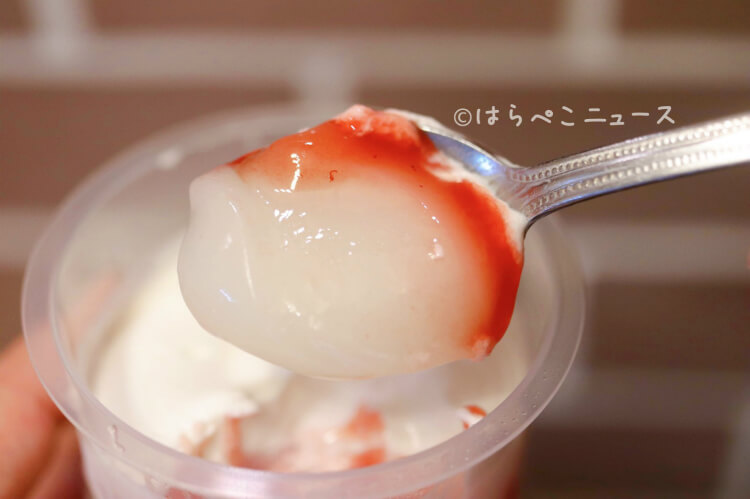 【実食レポ】ファミマ『いちごみるくわらび餅』苺ソースと練乳ホイップが入ったスプーンで食べる洋風わらび餅