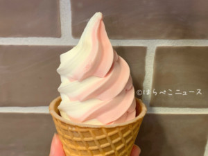 【実食レポ】ファミマ『ワッフルコーン 甘熟白桃&バニラ』ジューシーな白桃アイスとバニラのソフトクリーム！