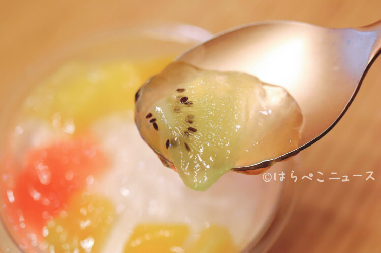 【実食レポ】ファミマ『フルーツポンチ』黄桃・マンゴー・キウイにいちごゼリー！爽やかなソーダ味ゼリーも！