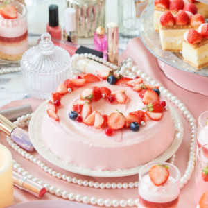 【ヒルトン東京お台場】ストロベリーデザートビュッフェ「Christmas Girl’s Room」いちごとピンクづくし