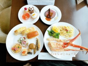 【実食レポ】コンラッド東京で北海道グルメ「シェフズ・トリート・ランチビュッフェ」でズワイガニに時鮭！