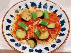 【実食レポ】セブンイレブンでカプリチョーザ監修「トマトとニンニク」の冷凍パスタ！夏野菜でアレンジレシピ