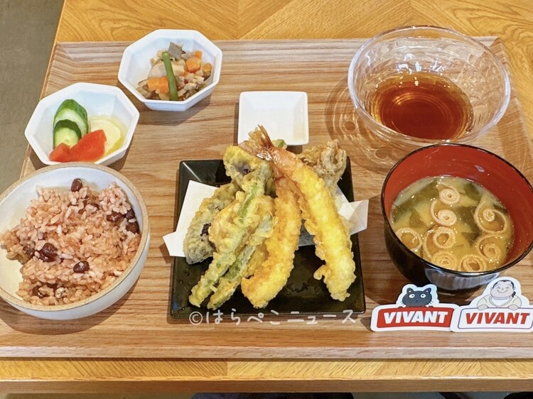 【実食レポ】VIVANTコラボカフェで野崎のこだわり赤飯！ブランチパーク「日本大使館定食」ドラムの好物も