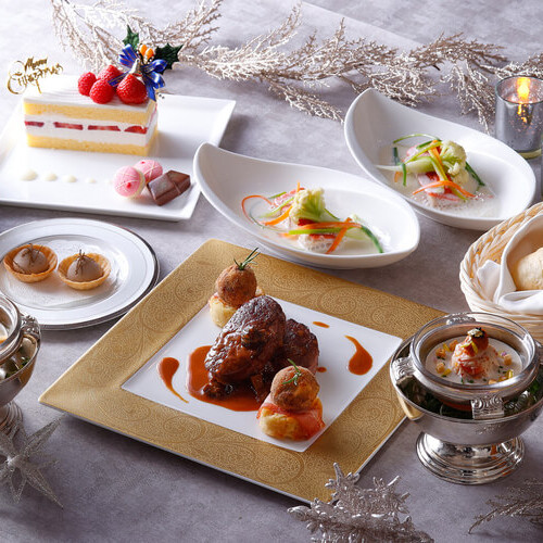 【クリスマスホテル予約2023】カップルにおすすめのおこもりクリスマス!インルームディナーにケーキも